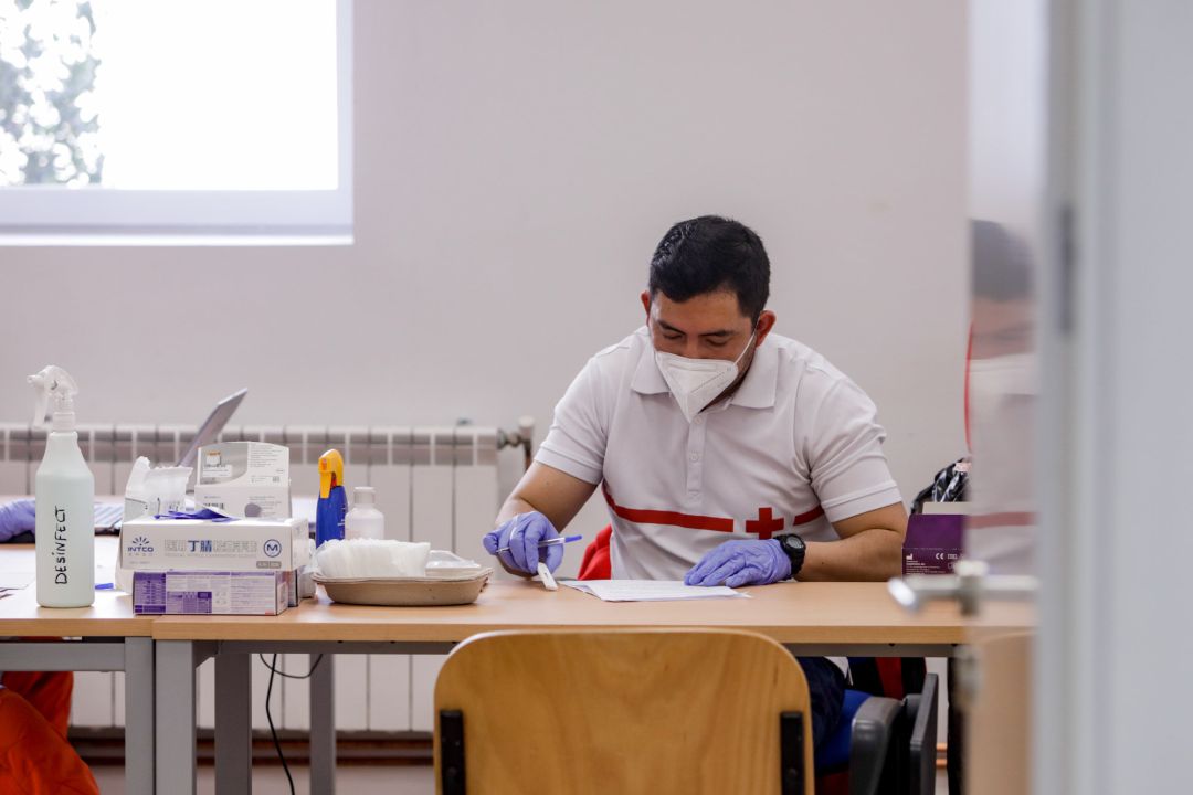 Un sanitario de Cruz Roja durante la realización de test rápidos Un sanitario de Cruz Roja durante la realización de test rápidos