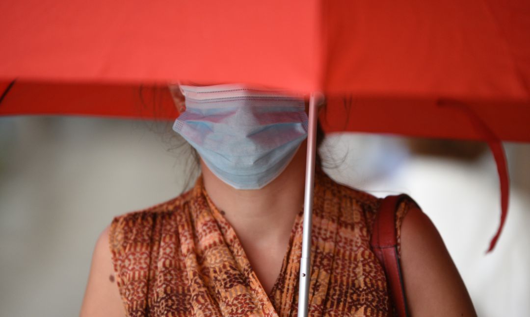 Si llevas mascarilla en un día lluvioso, protégete con un paraguas. Si llevas mascarilla en un día lluvioso, protégete con un paraguas.