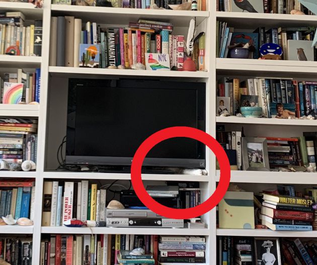 El gato está escondido tras la imagen. El gato está escondido tras la imagen.
