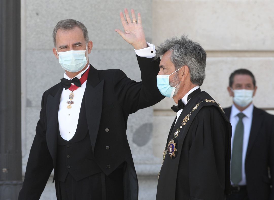 Acompañado del presidente del Tribunal Supremo y del Consejo General del Poder Judicial (CGPJ), Carlos Lesmes (d), el Rey Felipe VI, saluda a su llegada al Palacio de Justicia, en Madrid (España), a 7 de septiembre de 2020. Acompañado del presidente del Tribunal Supremo y del Consejo General del Poder Judicial (CGPJ), Carlos Lesmes (d), el Rey Felipe VI, saluda a su llegada al Palacio de Justicia, en Madrid (España), a 7 de septiembre de 2020.