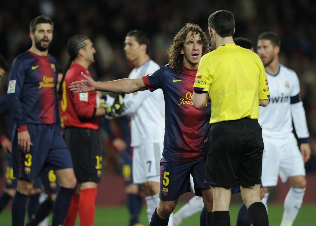 Carles Puyol protesta al árbitro en un 'clásico' Carles Puyol protesta al árbitro en un 'clásico'