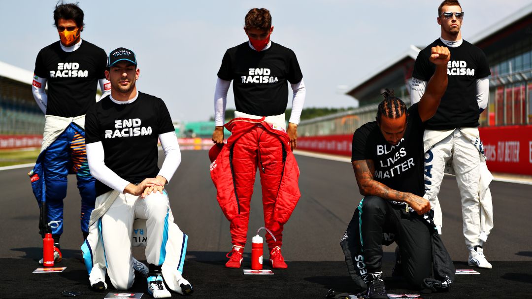 Hamilton arrodillado y Carlos Sainz, de pie, contra la lucha racista Hamilton arrodillado y Carlos Sainz, de pie, contra la lucha racista