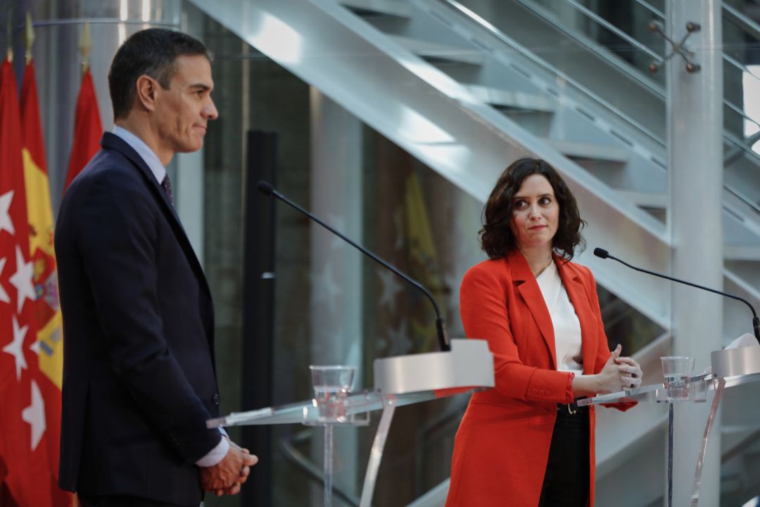El presidente del Gobierno, Pedro Sánchez, y la presidenta de la Comunidad de Madrid, Isabel Díaz Ayuso, ofrecen una rueda de prensa tras su reunión en la sede de la Presidencia regional, en Madrid (España)
El presidente del Gobierno, Pedro Sánchez, y la presidenta de la Comunidad de Madrid, Isabel Díaz Ayuso, ofrecen una rueda de prensa tras su reunión en la sede de la Presidencia regional, en Madrid (España)