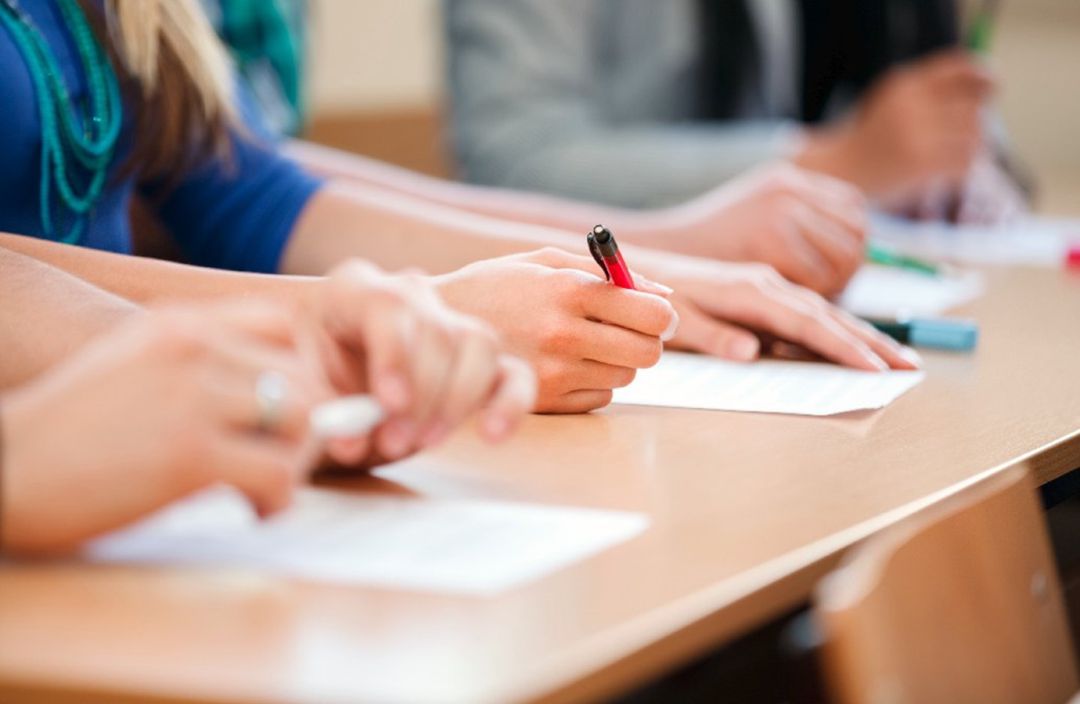 Estudiantes universitarios realizan un examen Estudiantes universitarios realizan un examen