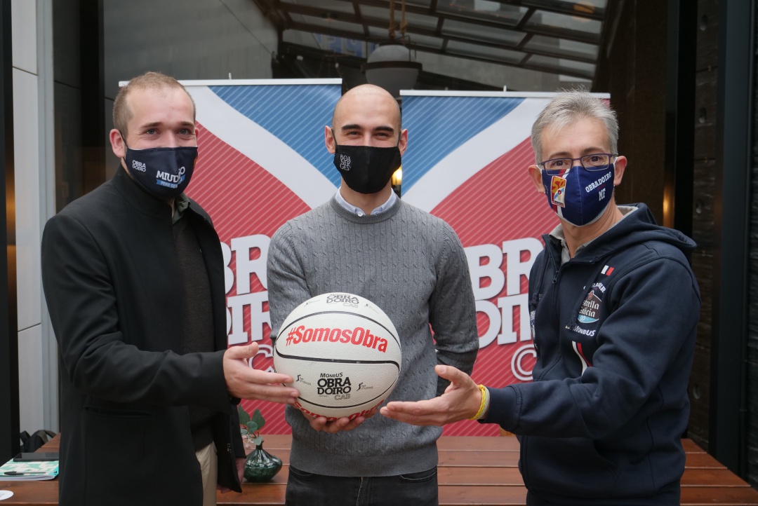 Dani Agra, Adrián Acevedo (Boanerges) y Moncho Fernández en el Mercado Boanerges, patrocinador del partido ante el Betis Dani Agra, Adrián Acevedo (Boanerges) y Moncho Fernández en el Mercado Boanerges, patrocinador del partido ante el Betis