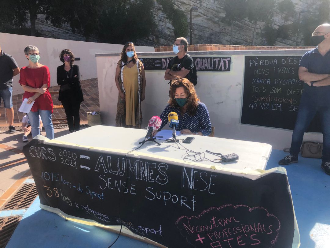 Una treintena de profesores, padres y madres de alumnos han arropado a los representantes de las asociaciones en la rueda de prensa Una treintena de profesores, padres y madres de alumnos han arropado a los representantes de las asociaciones en la rueda de prensa