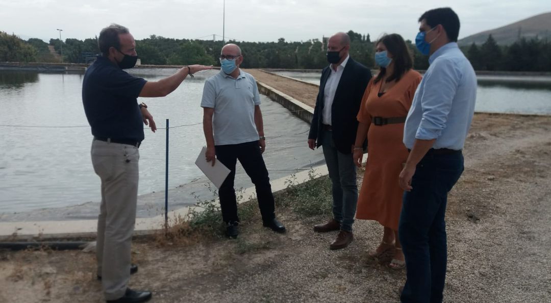 Visita de responsables políticos, entre ellos el diputado de Infraestructuras, José Luis Hidalgo, a la depuradora de Jódar. Visita de responsables políticos, entre ellos el diputado de Infraestructuras, José Luis Hidalgo, a la depuradora de Jódar.