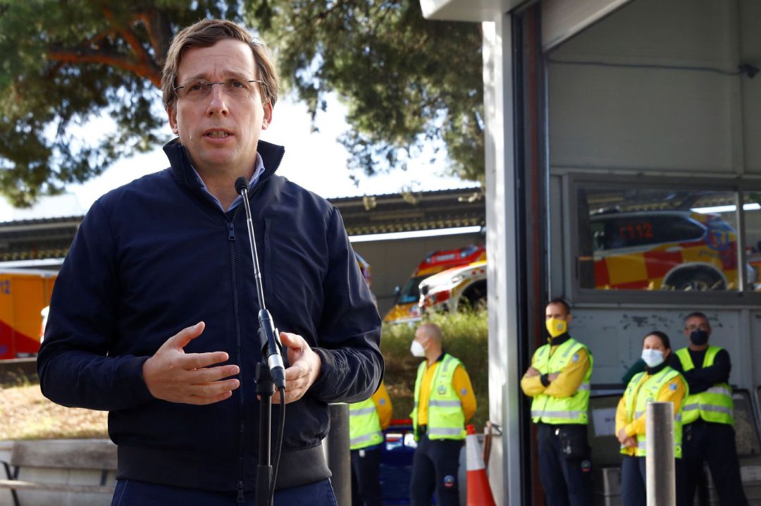 El alcalde de Madrid, José Luis Martínez-Almeida (c), visita la Base 0 de SAMUR Protección Civil, situada en la Casa de Campo, para estar presente durante el cambio de guardia del servicio de emergencias municipal. El alcalde de Madrid, José Luis Martínez-Almeida (c), visita la Base 0 de SAMUR Protección Civil, situada en la Casa de Campo, para estar presente durante el cambio de guardia del servicio de emergencias municipal.