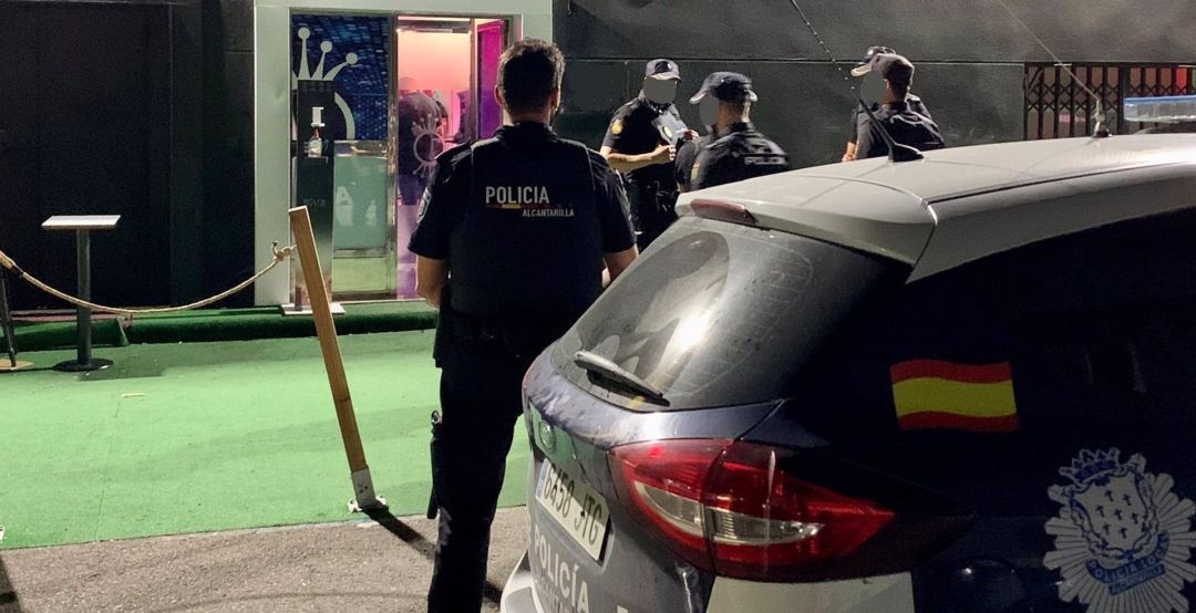 Agentes de la Policía Nacional de Alcantarilla cierran un local de ocio Agentes de la Policía Nacional de Alcantarilla cierran un local de ocio