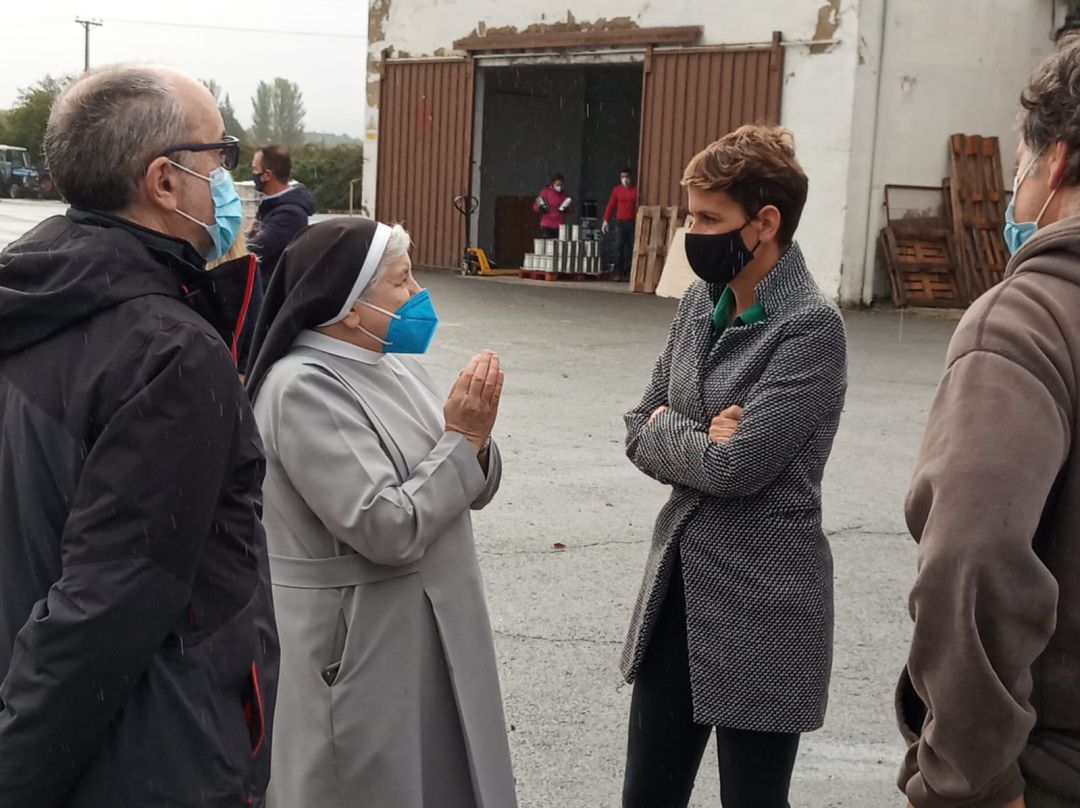 La presidenta maría Chivite, este sábado, en su visita a la ONG "Ayuda Contenedores" La presidenta maría Chivite, este sábado, en su visita a la ONG "Ayuda Contenedores"
