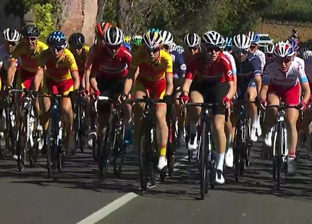 Sara Martín -en el centro- se dejó ver en los primeros kilómetros al frente del pelotón. Sara Martín -en el centro- se dejó ver en los primeros kilómetros al frente del pelotón.