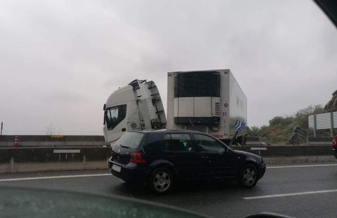 Accidente de un trailer en la A-8 Accidente de un trailer en la A-8