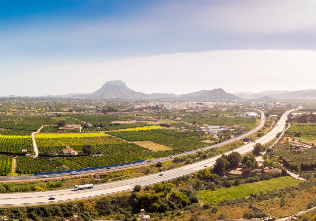 Vista aérea de la autopista AP7 en las ciudades de Ondara y Dénia Vista aérea de la autopista AP7 en las ciudades de Ondara y Dénia