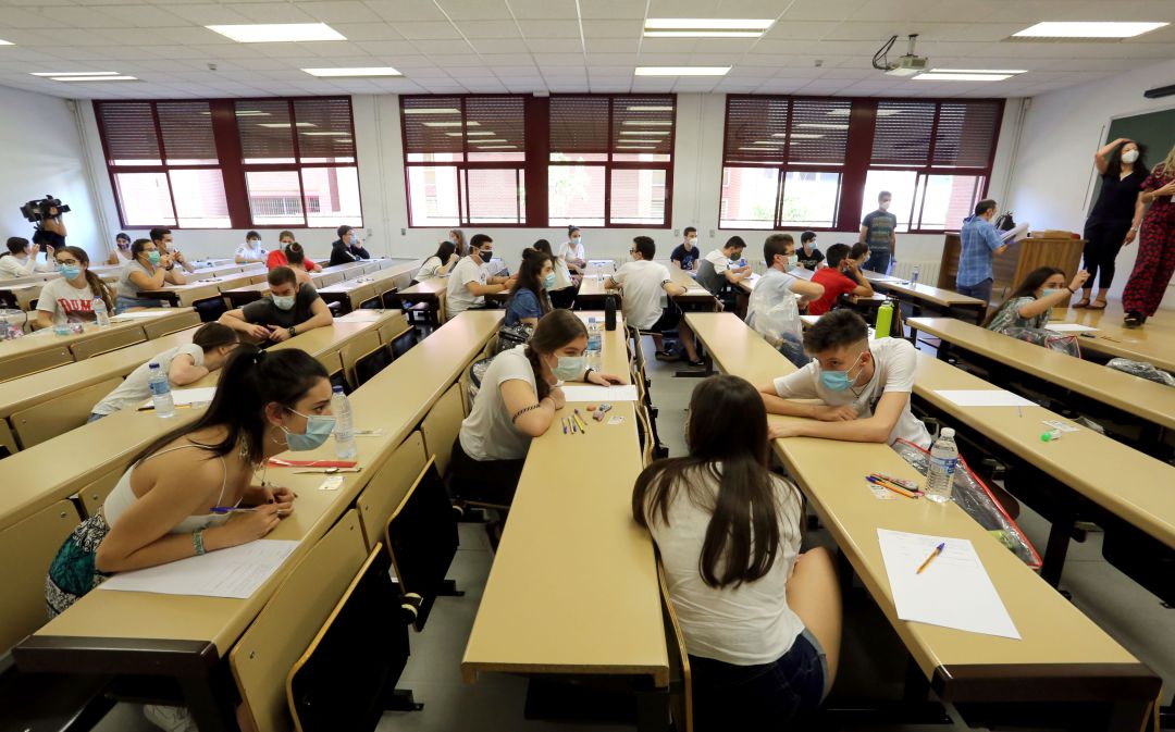 Alumnos en una clase de la UVa separados por la distancia de seguridad Alumnos en una clase de la UVa separados por la distancia de seguridad