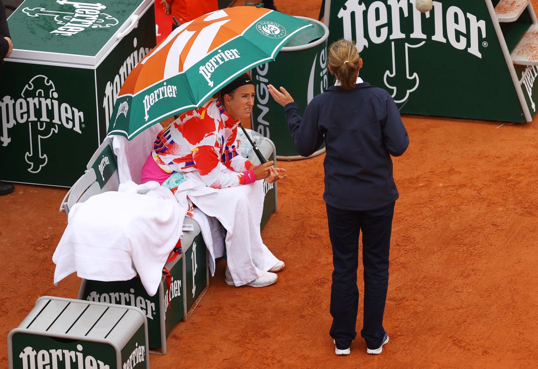 Victoria Azarenka quejándose por el tiempo durante el partido contra Danka Kovinic en Roland Garros 2020. Victoria Azarenka quejándose por el tiempo durante el partido contra Danka Kovinic en Roland Garros 2020.