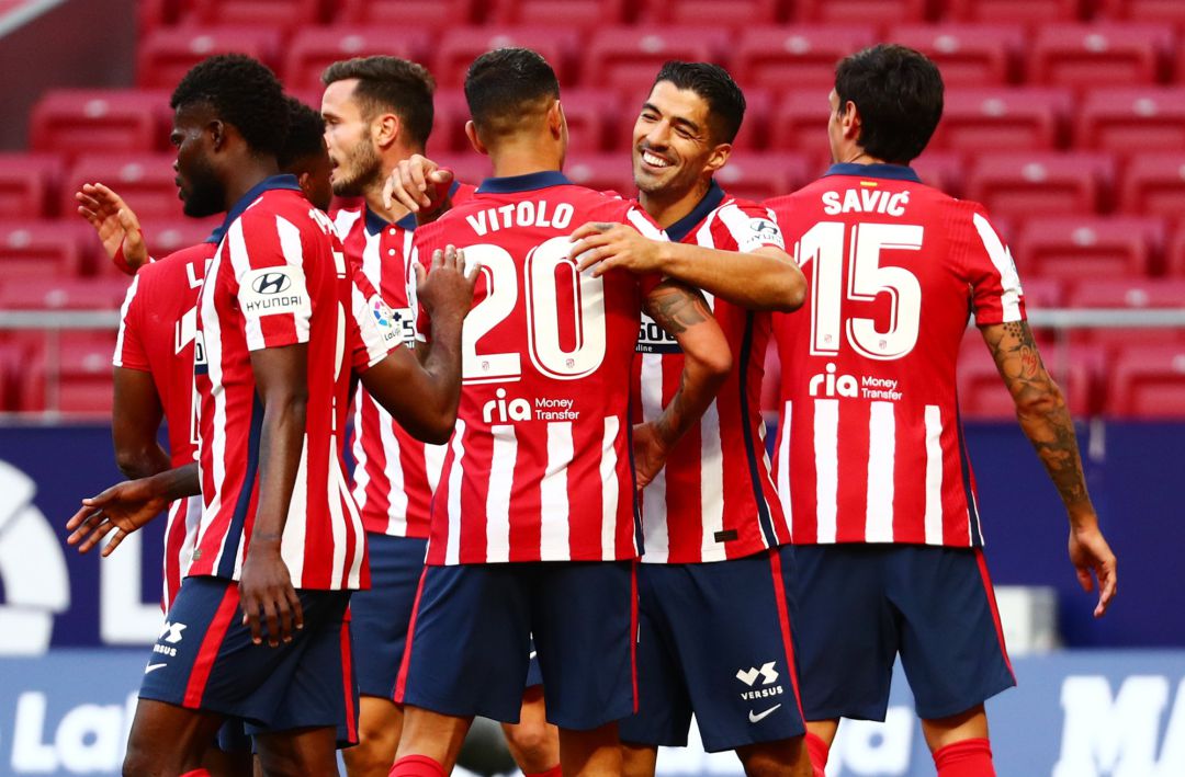Luis Suarez celebrando su sexto gol con el resto de sus compañeros. Luis Suarez celebrando su sexto gol con el resto de sus compañeros.