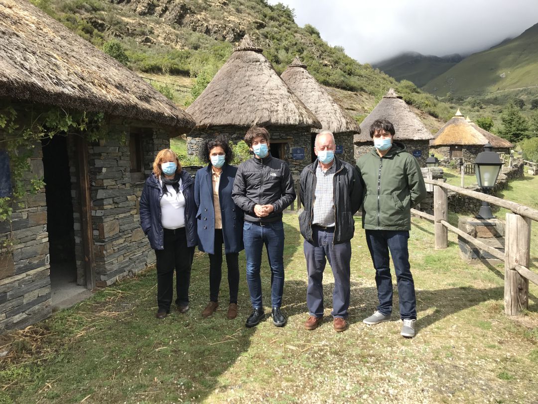 El diputado de Cultural y el director del ILC visitan el yacimiento Castro de Chano El diputado de Cultural y el director del ILC visitan el yacimiento Castro de Chano