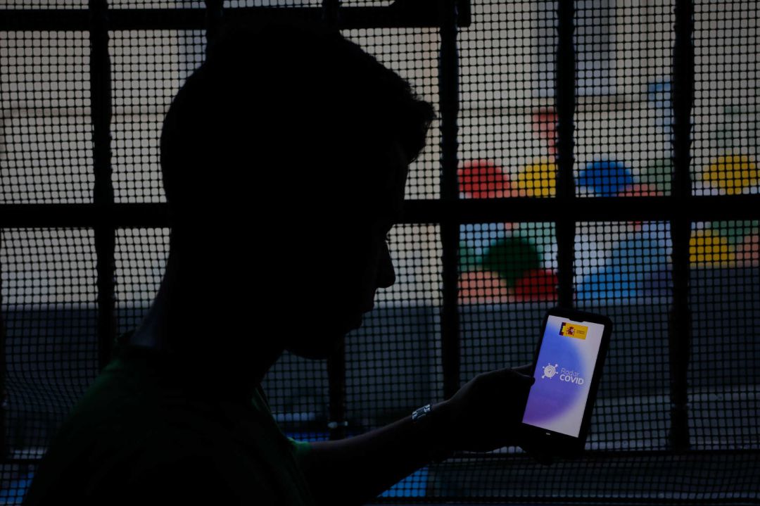 Una persona hace uso desde su teléfono móvil de la aplicación móvil Radar Covid, en una imagen de archivo Una persona hace uso desde su teléfono móvil de la aplicación móvil Radar Covid, en una imagen de archivo