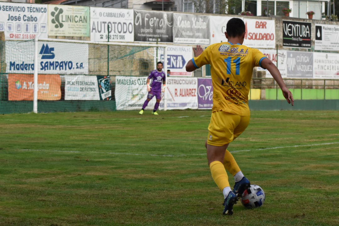 Gabri Palmás conduce el balón en el partido contra el Arenteiro Gabri Palmás conduce el balón en el partido contra el Arenteiro