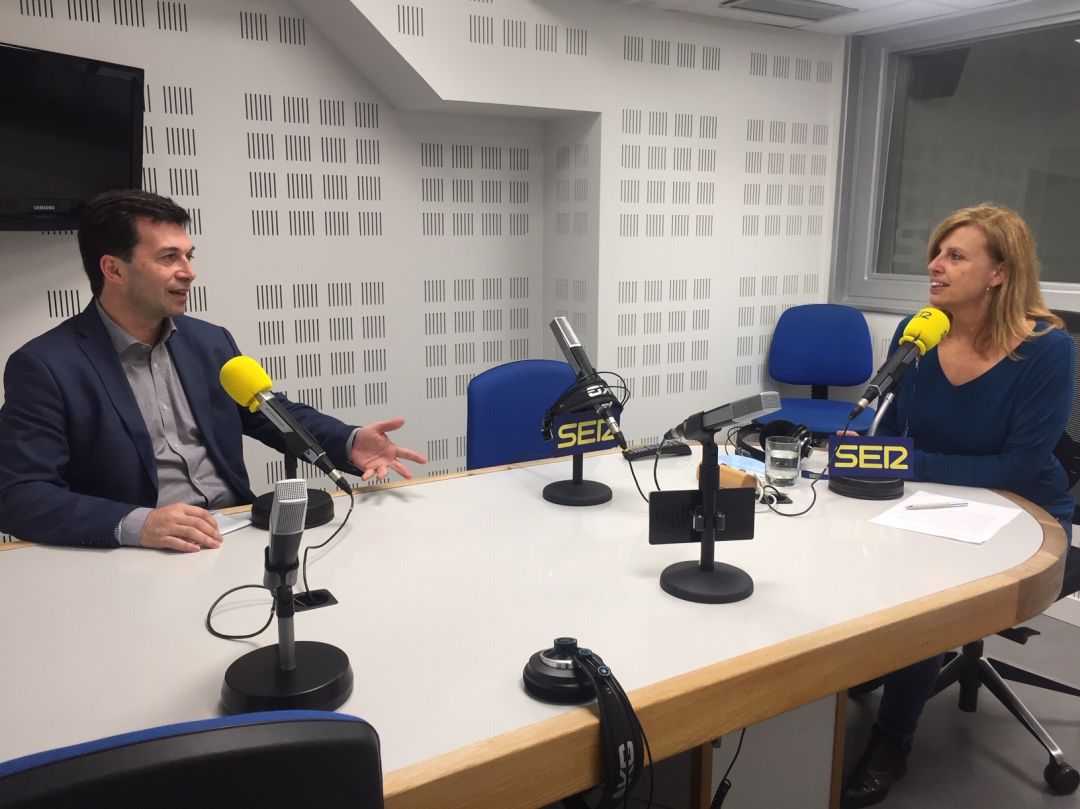 Gonzalo Caballero y Aida Pena en los estudios de Radio Galicia Gonzalo Caballero y Aida Pena en los estudios de Radio Galicia