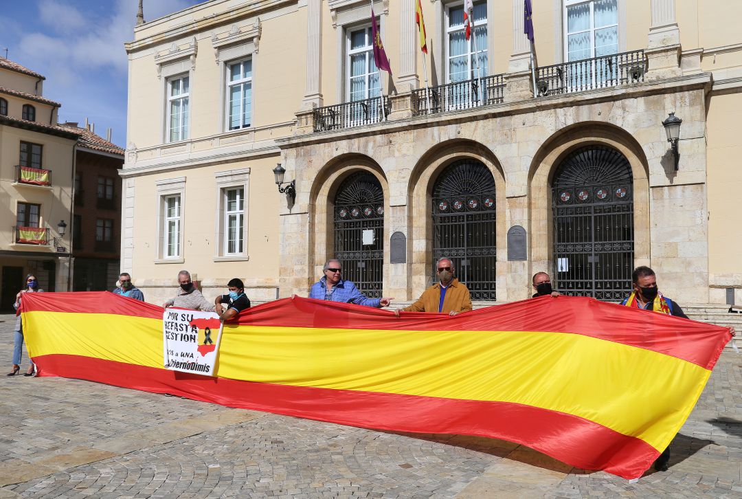 Minoritaria concentración en Palencia en apoyo al Rey Minoritaria concentración en Palencia en apoyo al Rey