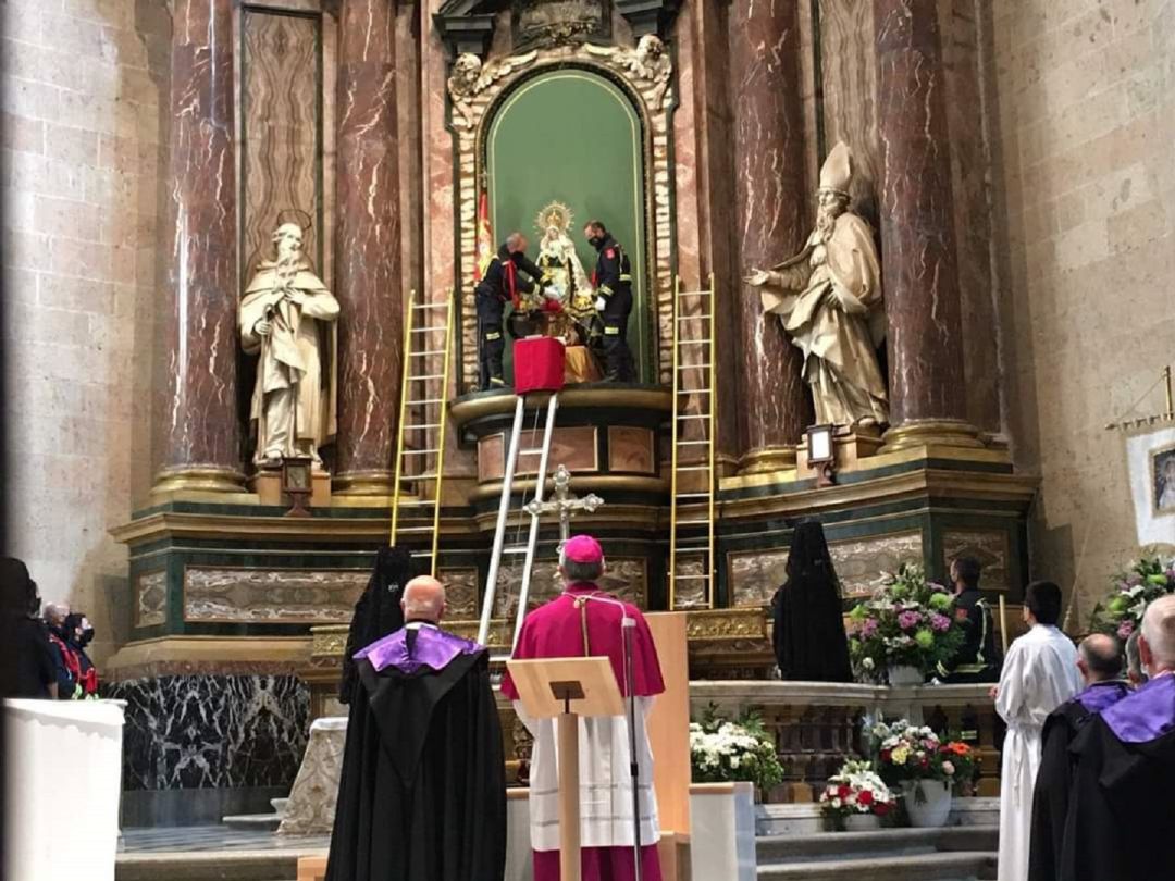 Momento de la bajada de la imagen de la Virgen de la Fuencisla para su traslado al Santuario Momento de la bajada de la imagen de la Virgen de la Fuencisla para su traslado al Santuario