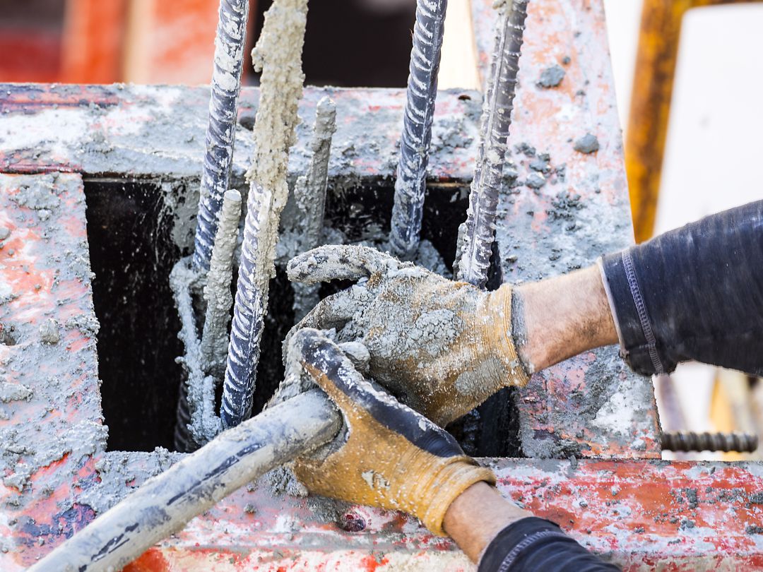 Un obrero maneja material de construcción en una obra. Un obrero maneja material de construcción en una obra.