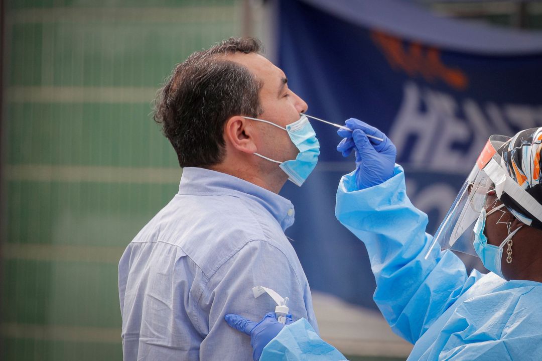 Un sanitario toma una muestra para realizar el test de coronavirus Un sanitario toma una muestra para realizar el test de coronavirus