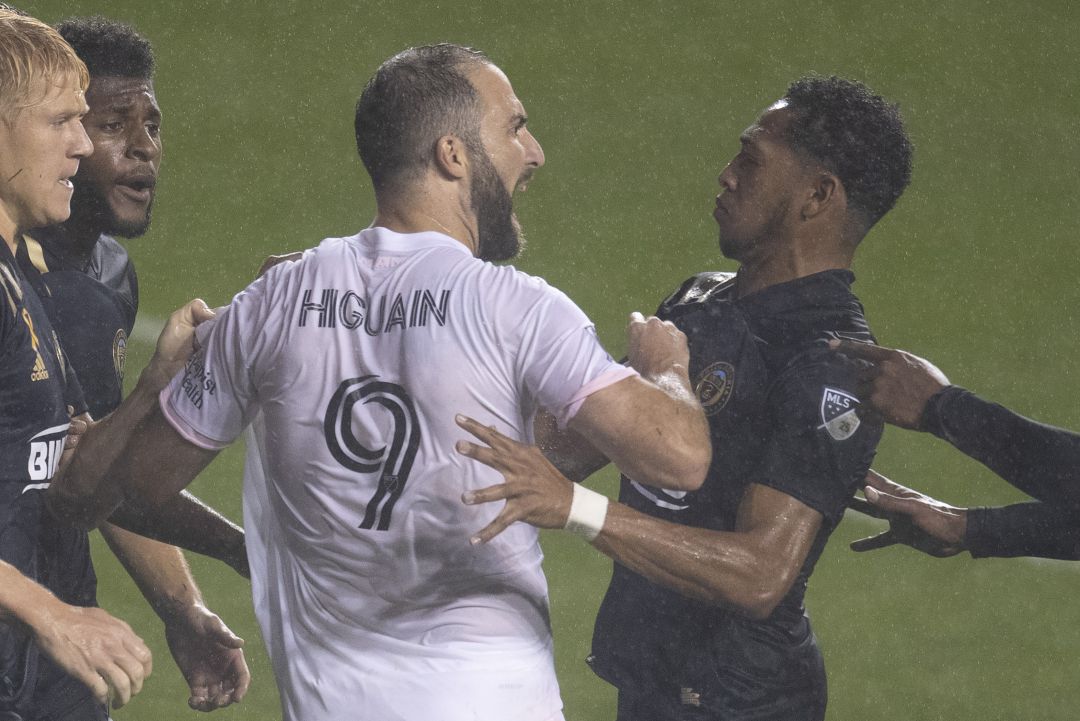 Higuaín se encara con algunos rivales después de fallar un penalti y ser increpado Higuaín se encara con algunos rivales después de fallar un penalti y ser increpado