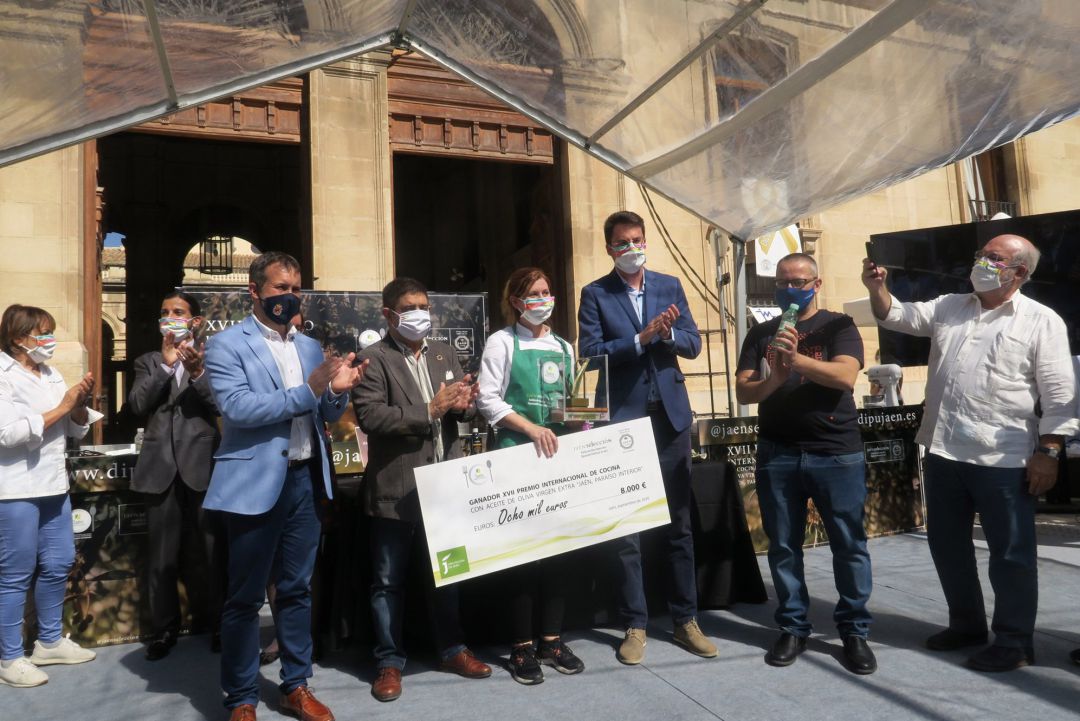 La chef Ingrid Serra, primera mujer en ganar el Premio Internacional de Cocina con AOVE. La chef Ingrid Serra, primera mujer en ganar el Premio Internacional de Cocina con AOVE.