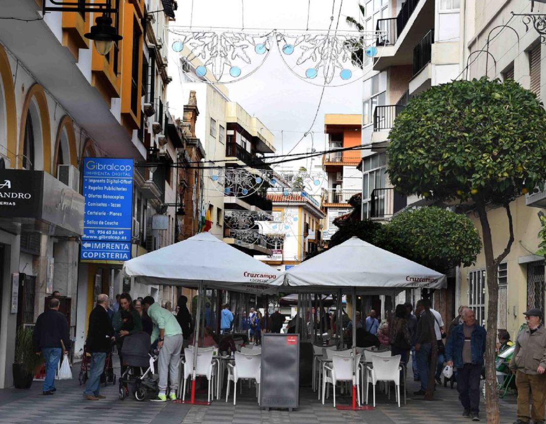 Una céntrica calle de Algeciras durante la pasada Navidad. Una céntrica calle de Algeciras durante la pasada Navidad.