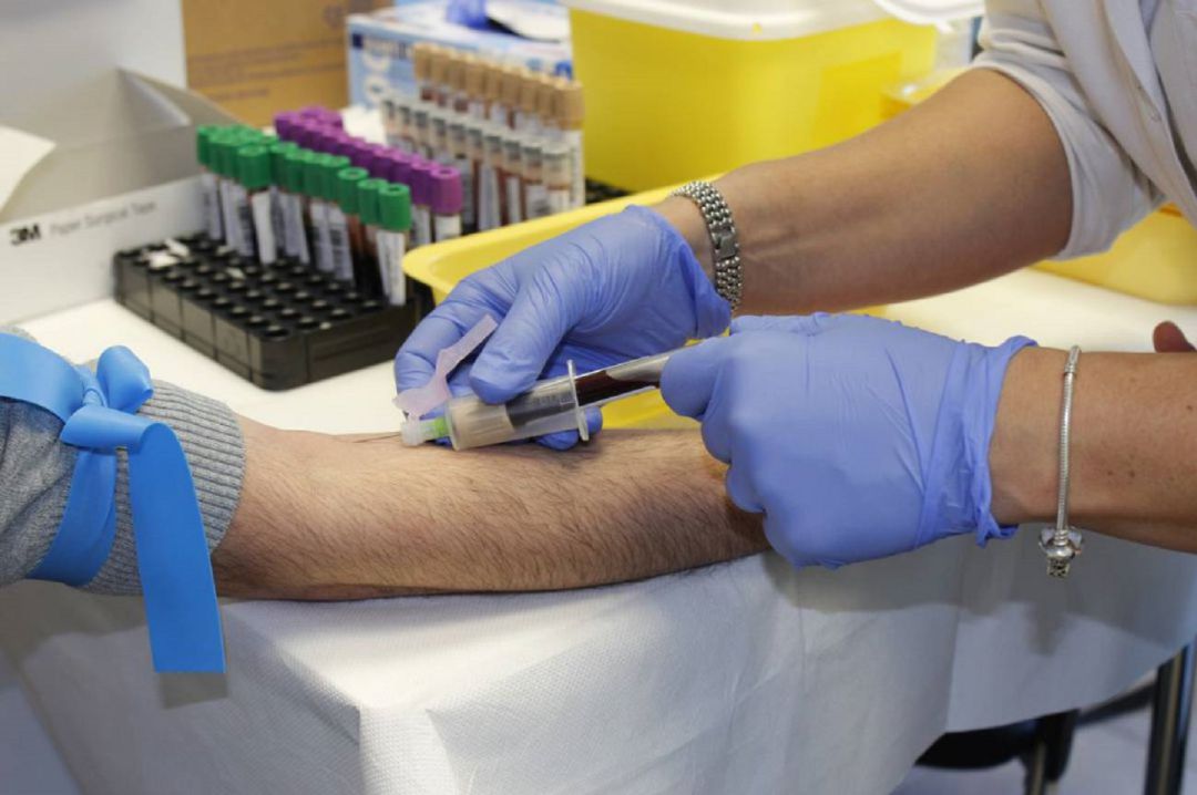 Una sanitaria realiza una trasfusión de sangre. Una sanitaria realiza una trasfusión de sangre.