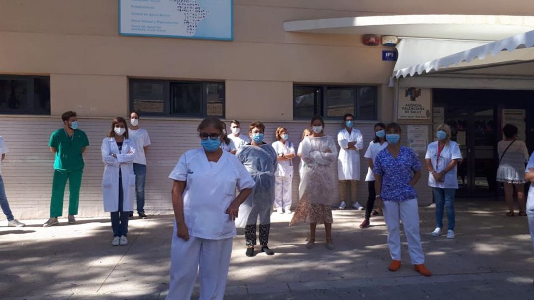 Médicos de atención primaria protestan a las puertas del centro de salud de San Blas en Alicante. Médicos de atención primaria protestan a las puertas del centro de salud de San Blas en Alicante.