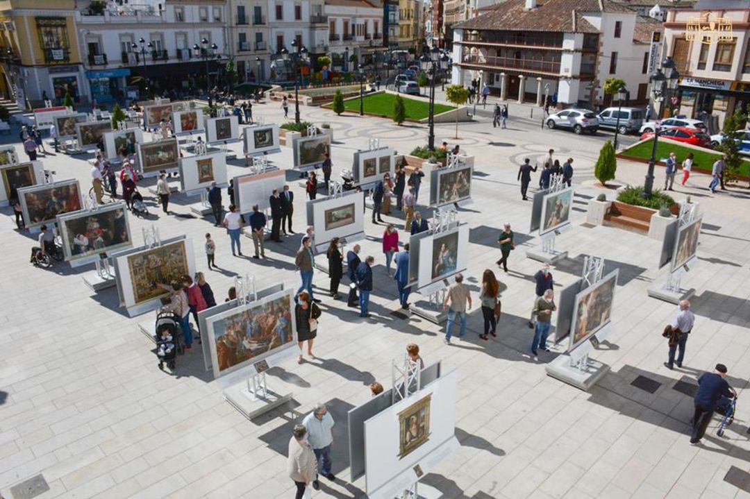 Imagen de la exposión en la Plaza de España Imagen de la exposión en la Plaza de España
