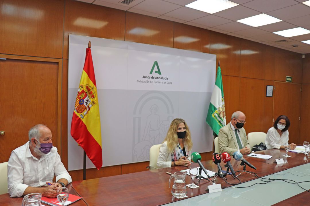 De izquierda a derecha, el secretario general de UGT Cádiz, Antonio Pavón, la delegada territorial de la Junta Ana Mestre, el presidente de la Confederación de Empresarios de Cádiz, Javier Sánchez Rojas y la secretaria provincial de Cádiz, Lola Rodríguez De izquierda a derecha, el secretario general de UGT Cádiz, Antonio Pavón, la delegada territorial de la Junta Ana Mestre, el presidente de la Confederación de Empresarios de Cádiz, Javier Sánchez Rojas y la secretaria provincial de Cádiz, Lola Rodríguez