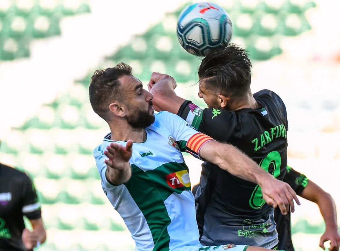 Gonzalo Verdú disputa un balón por alto en su debut en Primera Gonzalo Verdú disputa un balón por alto en su debut en Primera