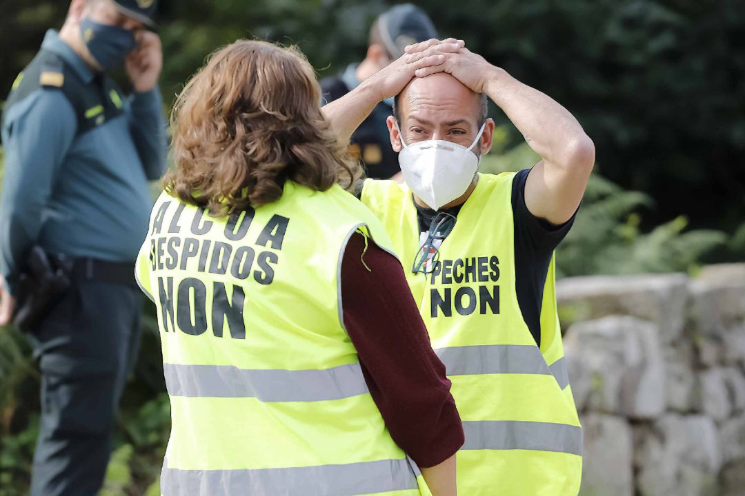 Representantes del comité de empresa de Alcoa a las puertas del Pazo de Cea, antes de la celebración de una mesa de negociación convocada por la compañía, en Nigrán, Pontevedra, Galicia (España), a 28 de septiembre de 2020. Representantes del comité de empresa de Alcoa a las puertas del Pazo de Cea, antes de la celebración de una mesa de negociación convocada por la compañía, en Nigrán, Pontevedra, Galicia (España), a 28 de septiembre de 2020.