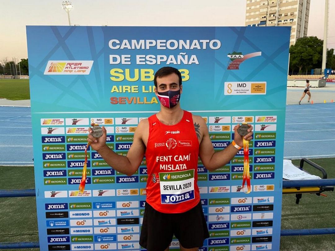 Víctor Faus con las dos medallas de plata Víctor Faus con las dos medallas de plata