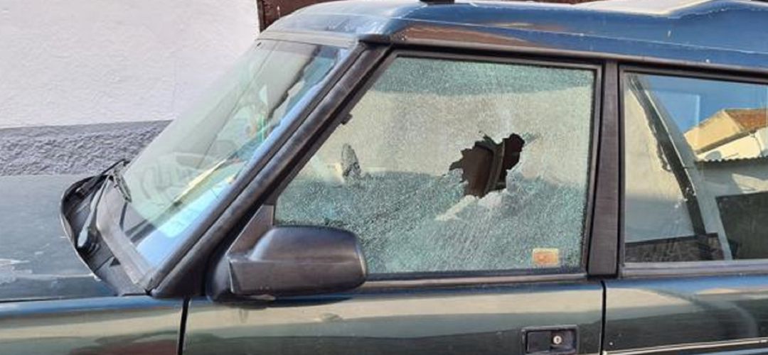 Vehículo propiedad del alcalde de Navas de San Juan que ha sufrido actos vandálicos. Vehículo propiedad del alcalde de Navas de San Juan que ha sufrido actos vandálicos.
