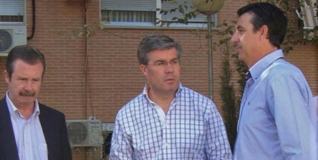 De izquierda a derecha: Miguel Ángel García Anguita, José Enrique Fernández de Moya y Manuel del Moral, durante su época como concejales y alcalde de la capital. De izquierda a derecha: Miguel Ángel García Anguita, José Enrique Fernández de Moya y Manuel del Moral, durante su época como concejales y alcalde de la capital.