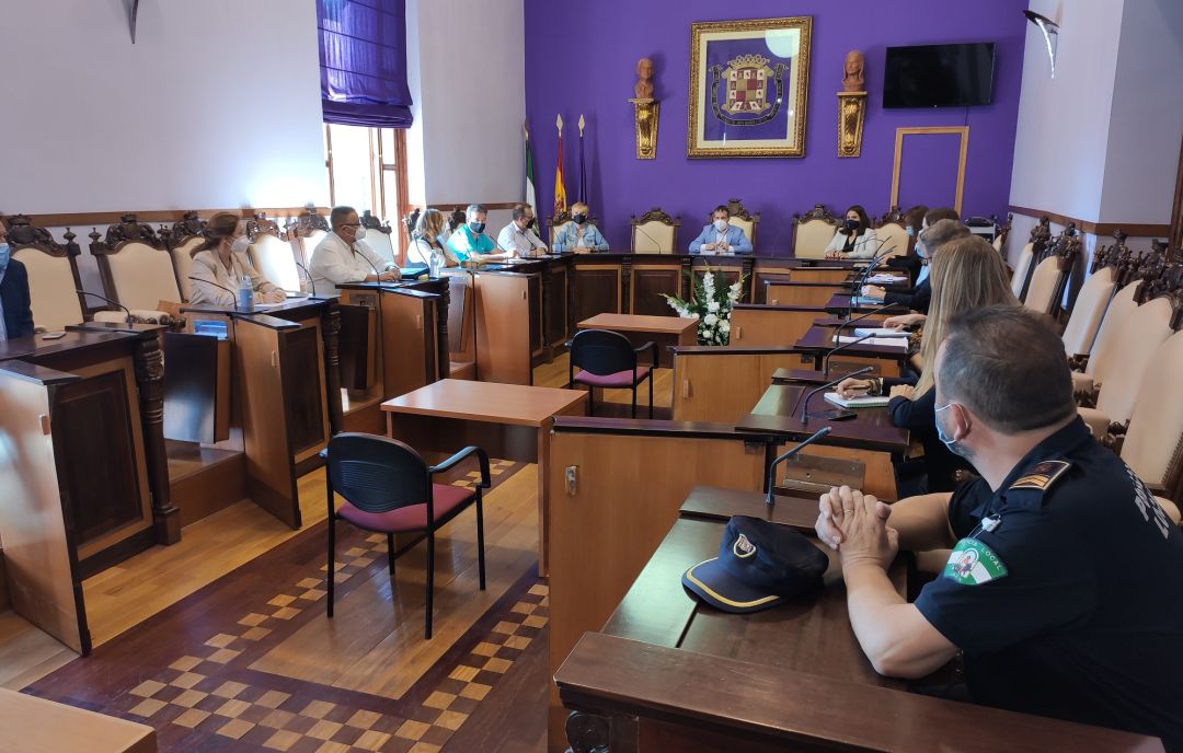 El salón de plenos del Ayuntamiento de Jaén ha sido el lugar escogido para la celebración de esta reunión entre equipo de gobierno y oposición para analizar medidas para la segunda ola del coronavirus El salón de plenos del Ayuntamiento de Jaén ha sido el lugar escogido para la celebración de esta reunión entre equipo de gobierno y oposición para analizar medidas para la segunda ola del coronavirus