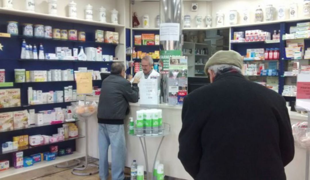 Clientes esperando ser atendidos en una farmacia el pasado año Clientes esperando ser atendidos en una farmacia el pasado año
