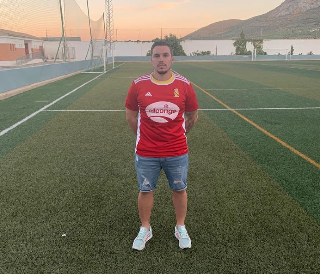 'Jodeño' posa con la camiseta del Jódar C.F. en las instalaciones del Campo Municipal de los Deportes 'Francisco Herrera Cueva' de Jódar 'Jodeño' posa con la camiseta del Jódar C.F. en las instalaciones del Campo Municipal de los Deportes 'Francisco Herrera Cueva' de Jódar