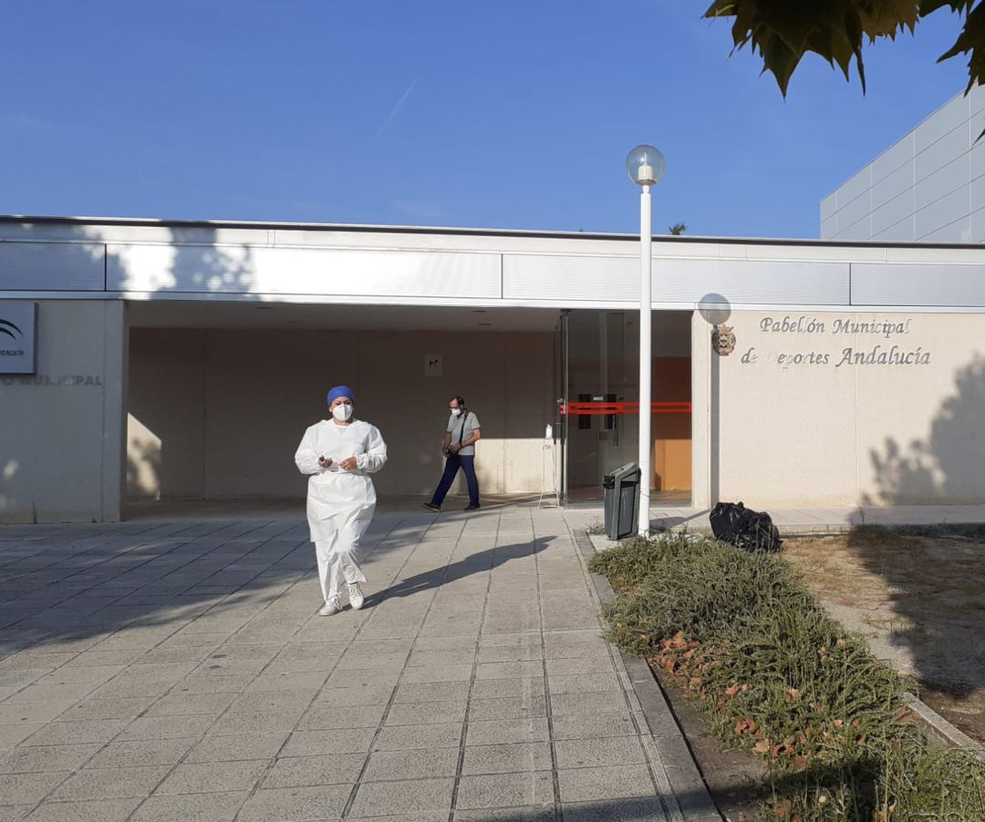 Acceso al pabellón Andalucía, una de las instalaciones municipales facilitadas por el Ayuntamiento de Linares para realizar pruebas diagnósticas de Covid-19. Acceso al pabellón Andalucía, una de las instalaciones municipales facilitadas por el Ayuntamiento de Linares para realizar pruebas diagnósticas de Covid-19.