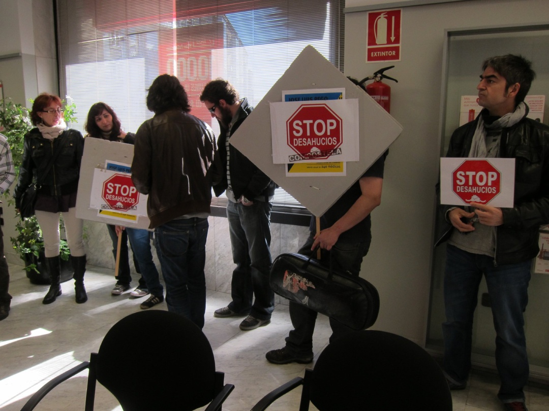 El colectivo Stop Desahucios Compostela, en una sucursal bancaria. Archivo. El colectivo Stop Desahucios Compostela, en una sucursal bancaria. Archivo.