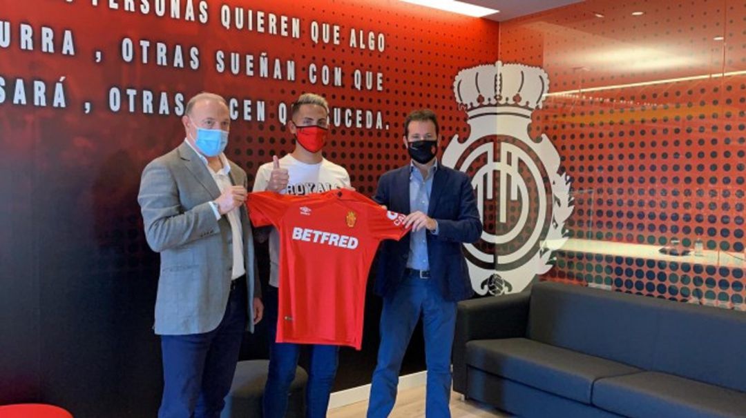 Braian Cufré posa con la camiseta del Mallorca junto a Andy Kohlberg y Pablo Ortells. Braian Cufré posa con la camiseta del Mallorca junto a Andy Kohlberg y Pablo Ortells.