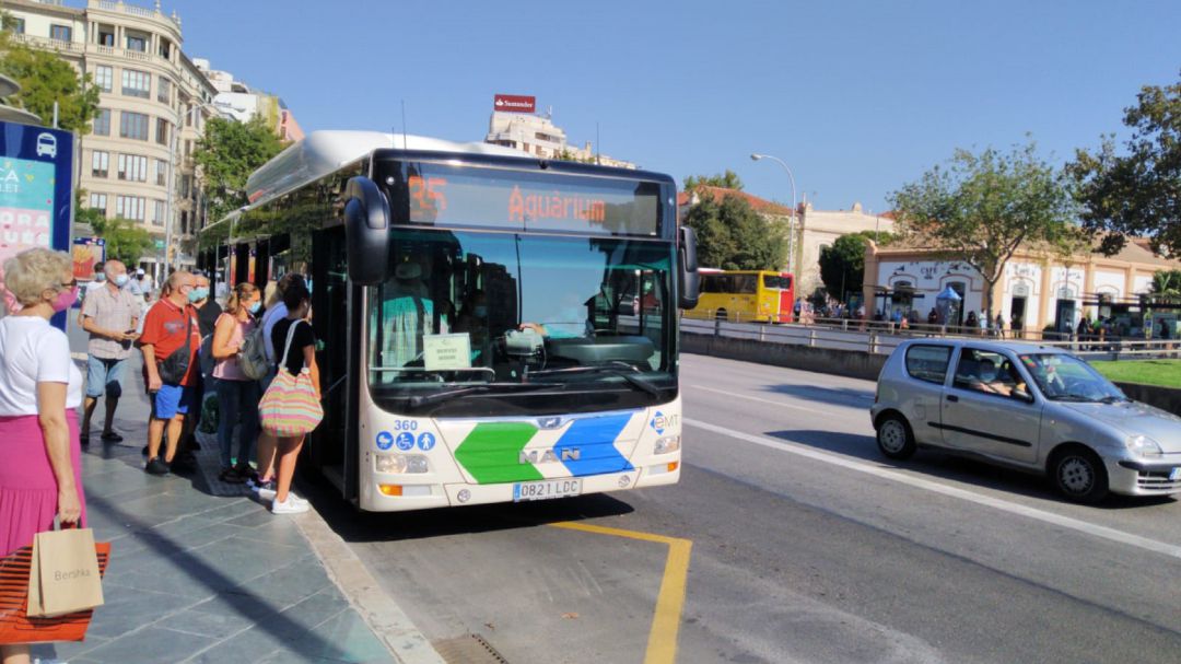 Un autobús de la EMT recoge pasajeros en plaza España Un autobús de la EMT recoge pasajeros en plaza España