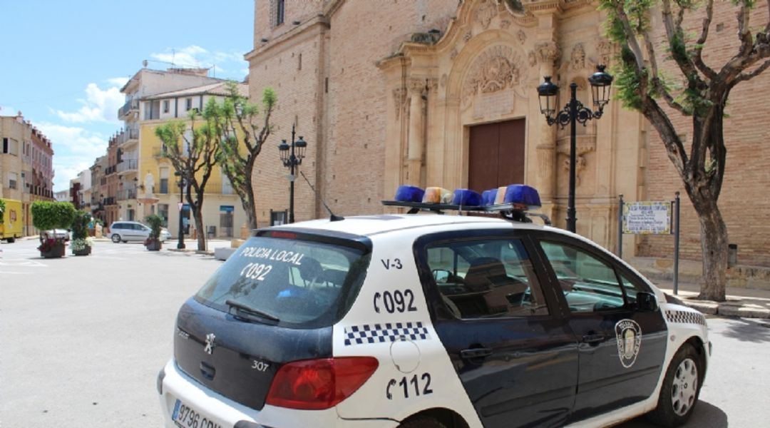 Un vehículo de la Policía Local de Totana frente a la céntrica iglesia de Santiago de la localidad Un vehículo de la Policía Local de Totana frente a la céntrica iglesia de Santiago de la localidad