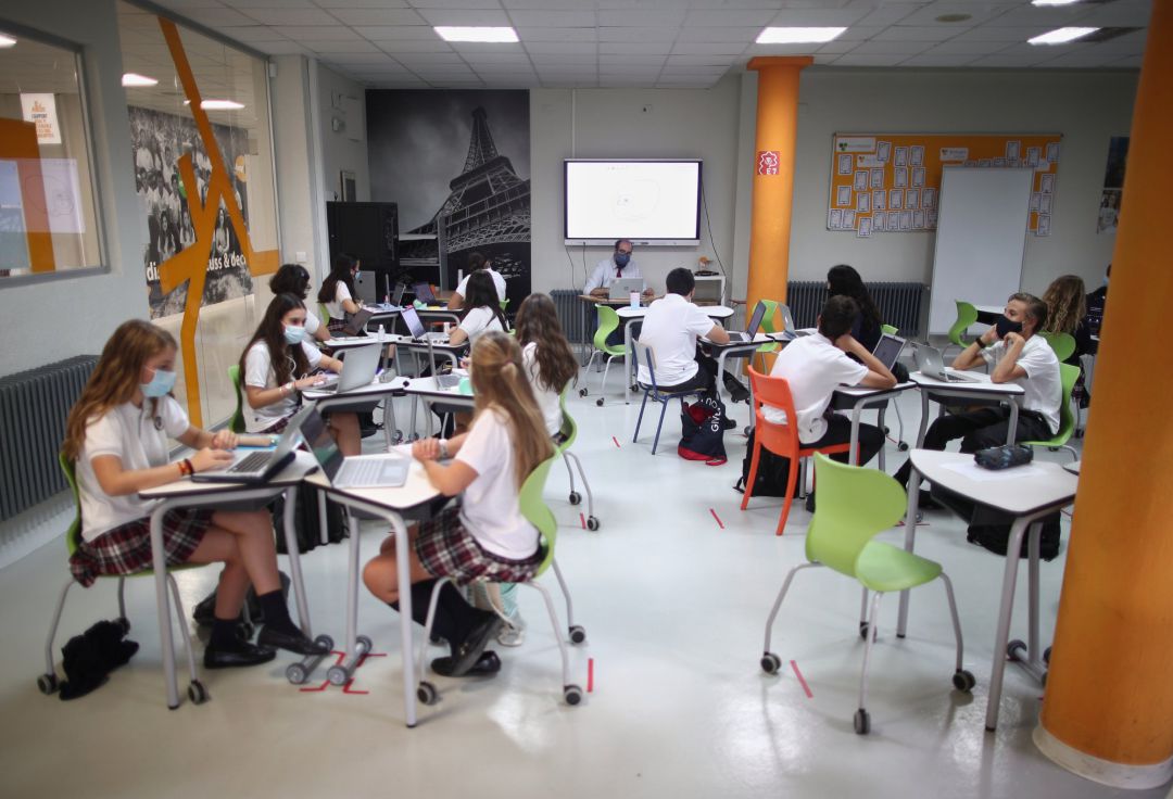 Alumnos en una clase Alumnos en una clase
