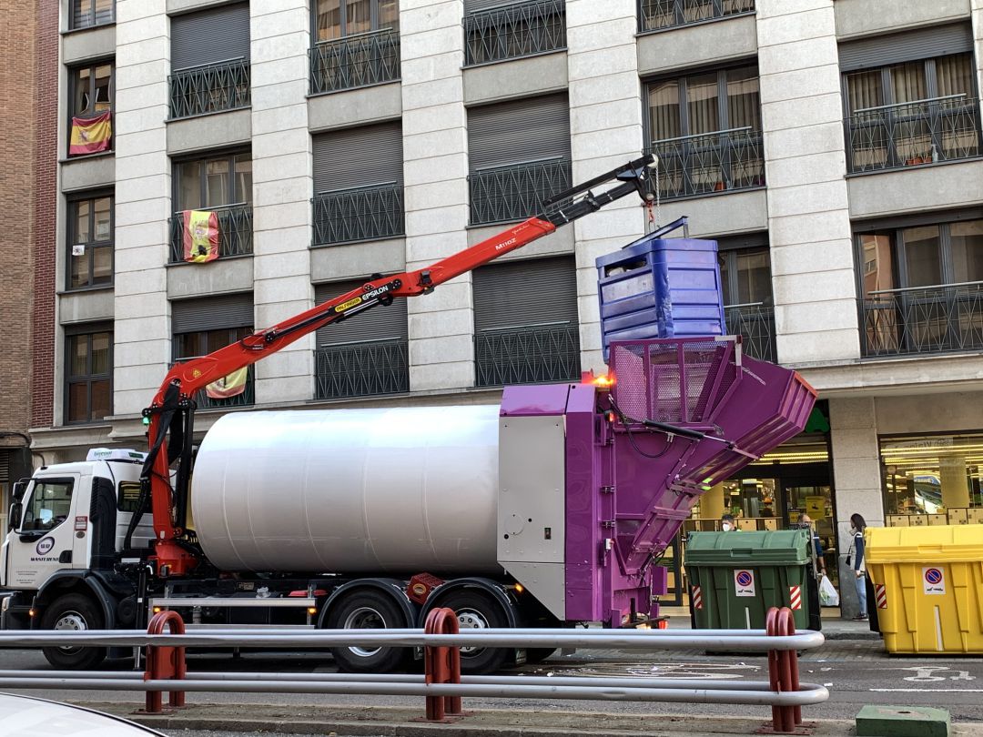 Recogida de un contenedor de papel y acrtón en la ciudad Recogida de un contenedor de papel y acrtón en la ciudad